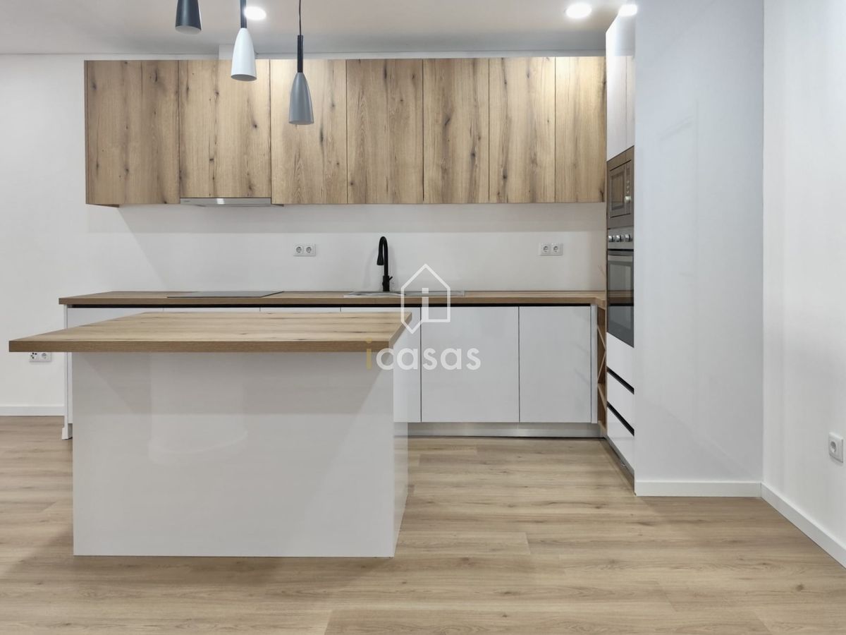 Cozinha equipada com ilha central do apartamento T2 em Rebordosa
