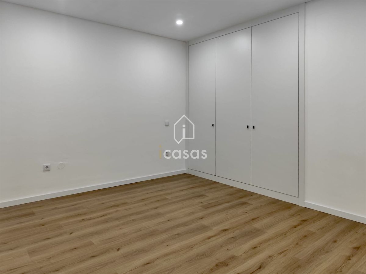 Quarto com roupeiros embutidos do apartamento T2 em Rebordosa