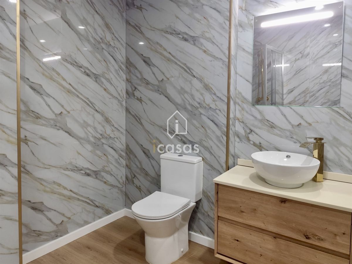 Casa de banho completa com base de duche do apartamento T2 em Rebordosa
